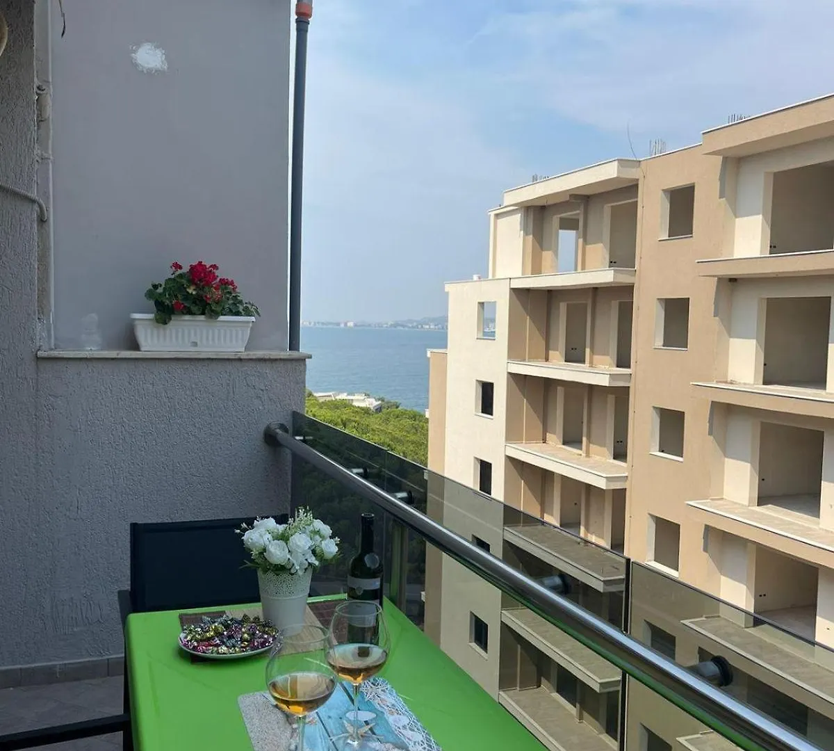 Ave Apartments Vlorë 0*,
